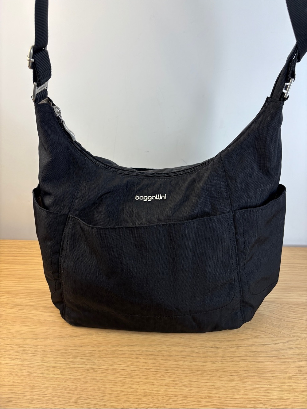 Baggallini Black Cheetah Hobo Tote Modern Pocket Half Moon Shoulder Bag